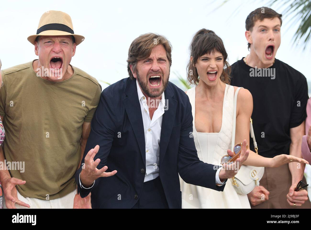 Cannes, Frankreich. 22.. Mai 2022. Der amerikanische Schauspieler Woody Harrelson, die südafrikanische Schauspielerin Charlbi Dean Kriek, der schwedische Regisseur Ruben Ostlund und der britische Schauspieler Harris Dickinson nehmen am Sonntag, den 22. Mai 2022, an der Fotokonferenz zum Thema Triangle of Sadness im Palais des Festivals bei den Filmfestspielen von Cannes 75. Teil. Foto von Rune Hellestad/ Credit: UPI/Alamy Live News Stockfoto