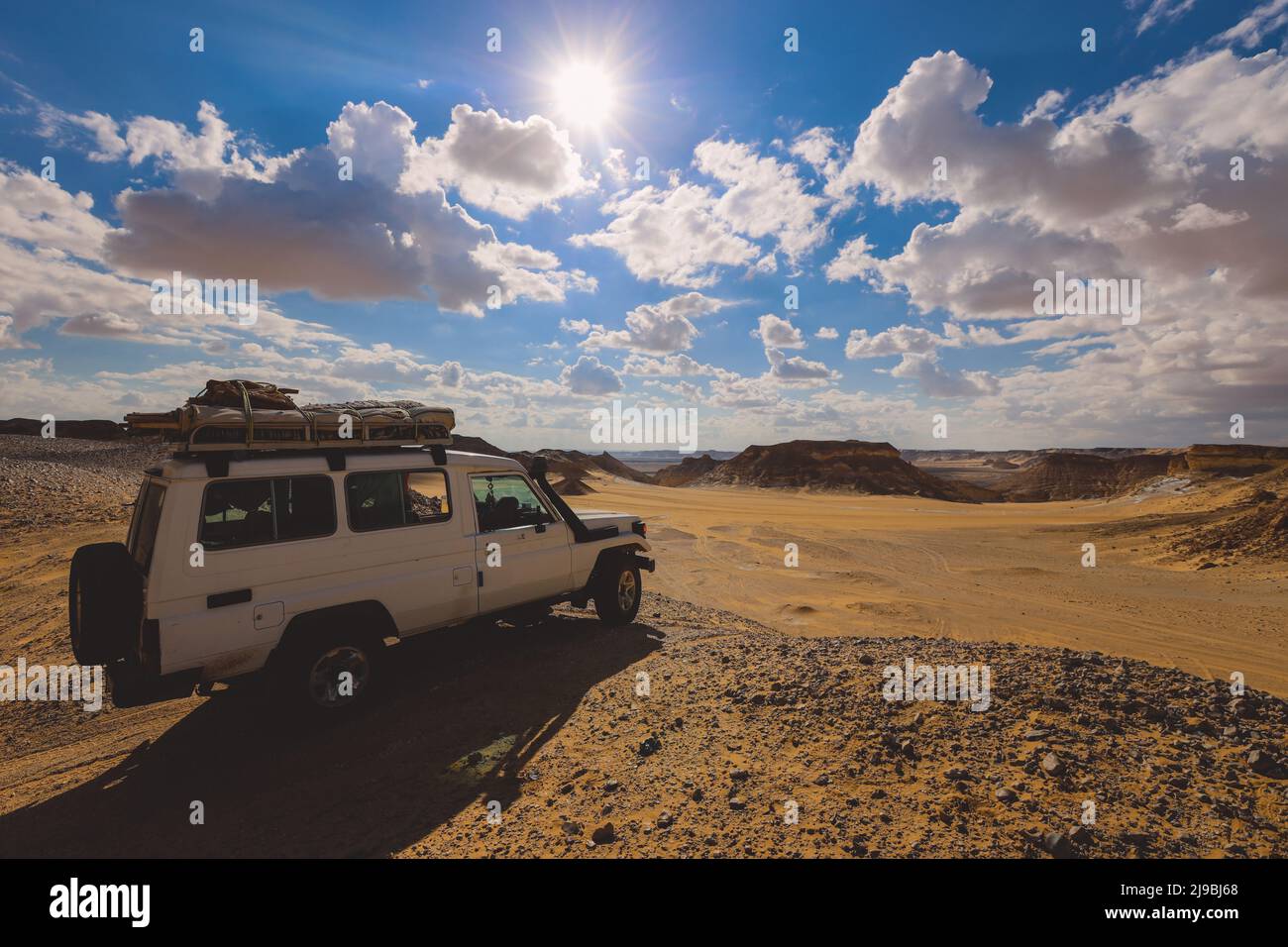 Abenteuer 4x4 Auto zwischen schönen Sandformationen in der Weißen Wüste geschützten Bereich, ist Nationalpark in der Farafra Oase, Ägypten Stockfoto