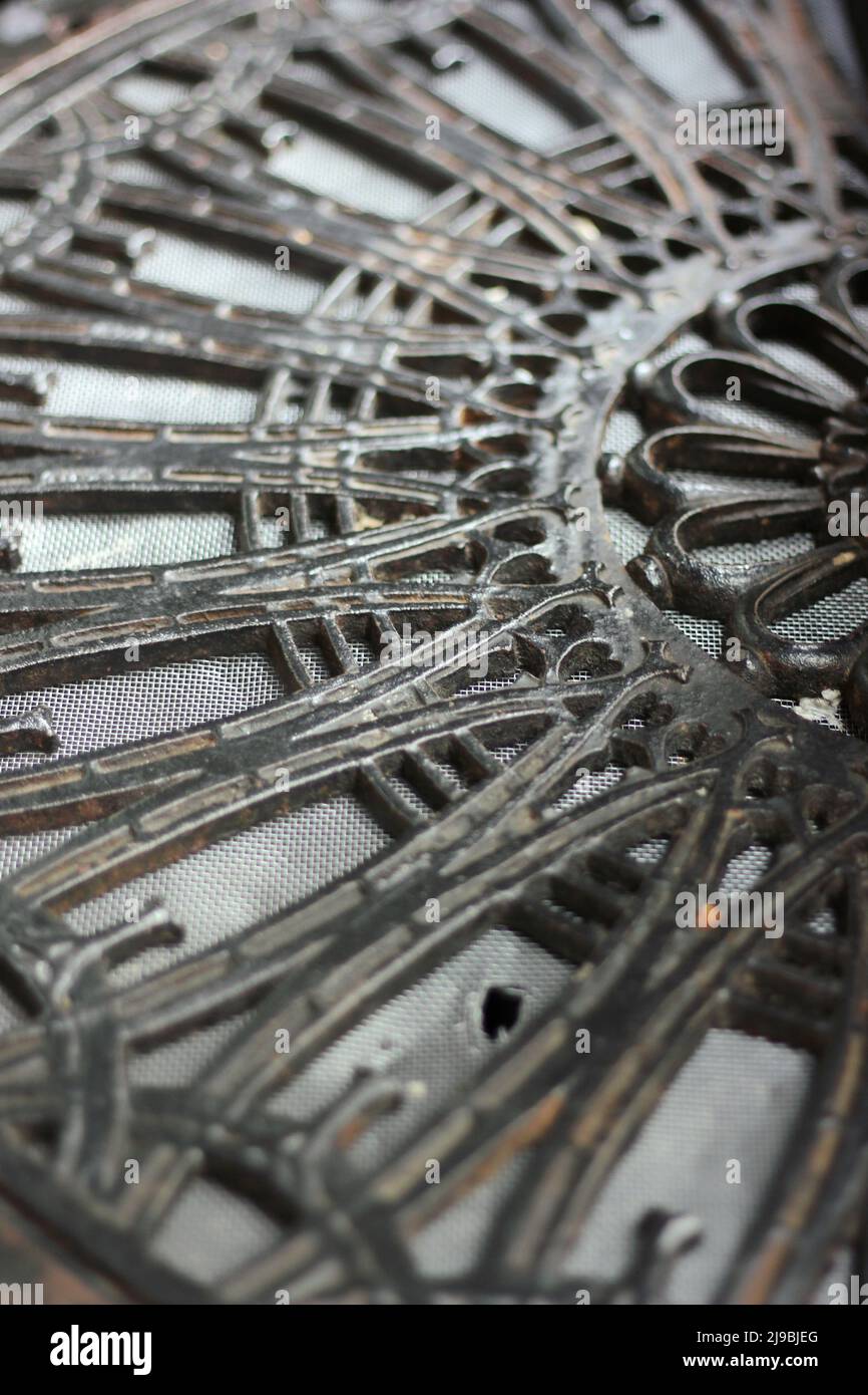 Fantastische und reizvolle Details von dekorativen architektonischen Elementen aus Gusseisen aus vergangenen Zeiten. Stockfoto