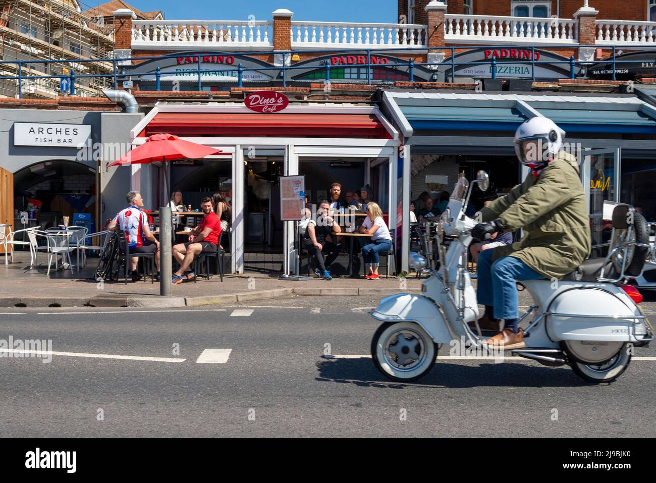 Southend on Sea, Essex, Großbritannien. 22.. Mai 2022. Das warme Wetter hat die Menschen an die Küste von Southend on Sea gebracht, mit Leuten auf Motorrädern und Prestige, Oldtimern und Oldtimern, vorbei an den Strandbögen Cafés. Stockfoto