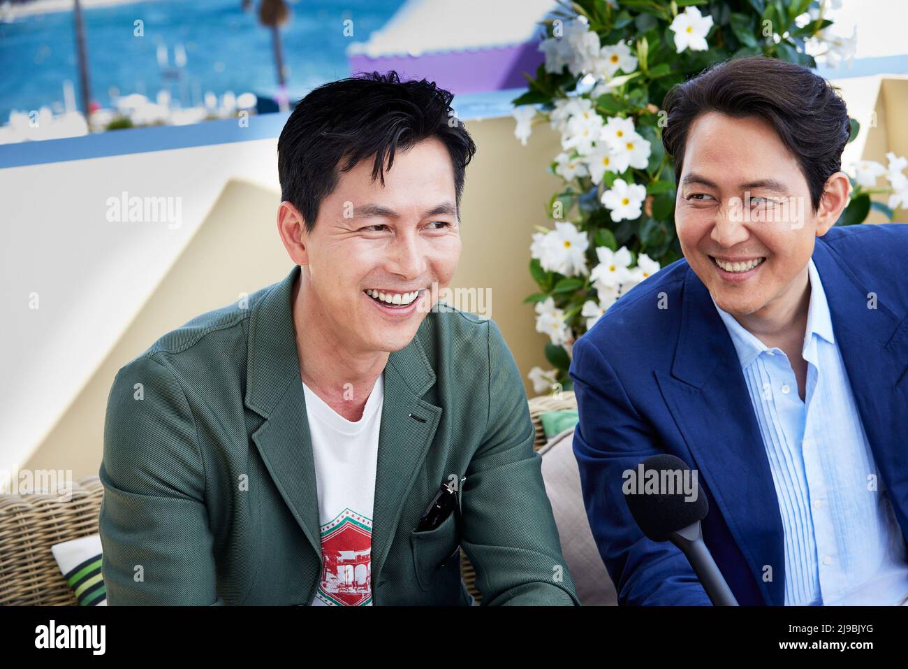 Cannes, Frankreich. 21.. Mai 2022. Lee Jung-jae @from jjlee and jung Woo-sung @jws theory in ‘Hunt’ Regie- und Schauspielerporträts: Filmfestspiele von Cannes 75.. Lee Jung Jaes Star (am besten bekannt für Squid-Spiel) erster Regiedebüt Hunt ist ein Spion-Thriller, der die Geschichte zweier Elite-Geheimdienstler erzählt (gespielt von Park Pyeong Ho und Kim Jung Do) Die sich zunehmend der unerträglichen Wahrheiten ihres eigenen Landes bewusst werden, während sie einander mehr misstrauisch gegenüber werden, während sie versuchen, einen nordkoreanischen Maulwurf auszurauchen. @megabox plus m DOP @leemogae #Kimsangbum #Leejungjae #jungwoosung #Hunt #ca. Stockfoto