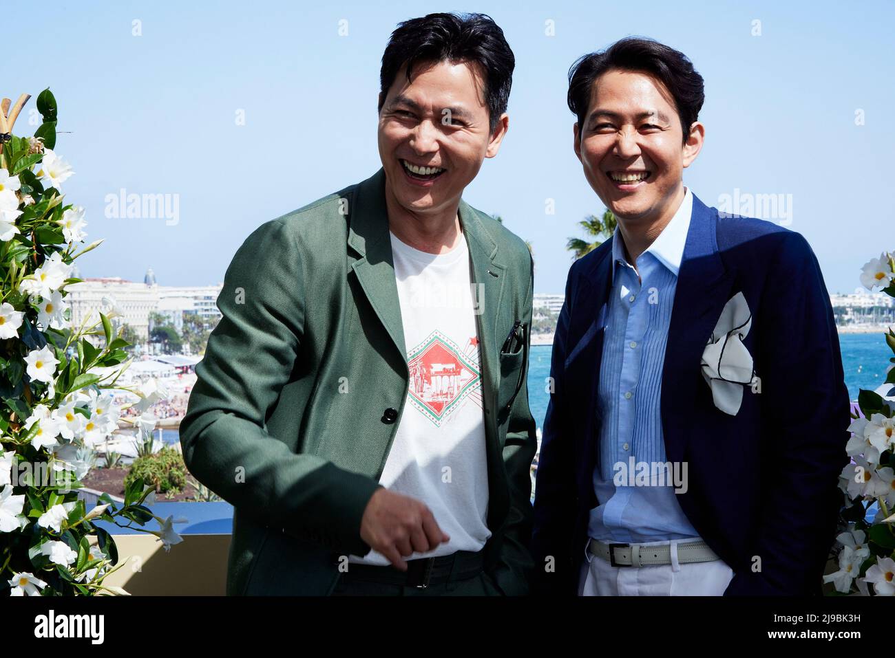 Cannes, Frankreich. 21.. Mai 2022. Lee Jung-jae @from jjlee and jung Woo-sung @jws theory in ‘Hunt’ Regie- und Schauspielerporträts: Filmfestspiele von Cannes 75.. Lee Jung Jaes Star (am besten bekannt für Squid-Spiel) erster Regiedebüt Hunt ist ein Spion-Thriller, der die Geschichte zweier Elite-Geheimdienstler erzählt (gespielt von Park Pyeong Ho und Kim Jung Do) Die sich zunehmend der unerträglichen Wahrheiten ihres eigenen Landes bewusst werden, während sie einander mehr misstrauisch gegenüber werden, während sie versuchen, einen nordkoreanischen Maulwurf auszurauchen. @megabox plus m DOP @leemogae #Kimsangbum #Leejungjae #jungwoosung #Hunt #ca. Stockfoto