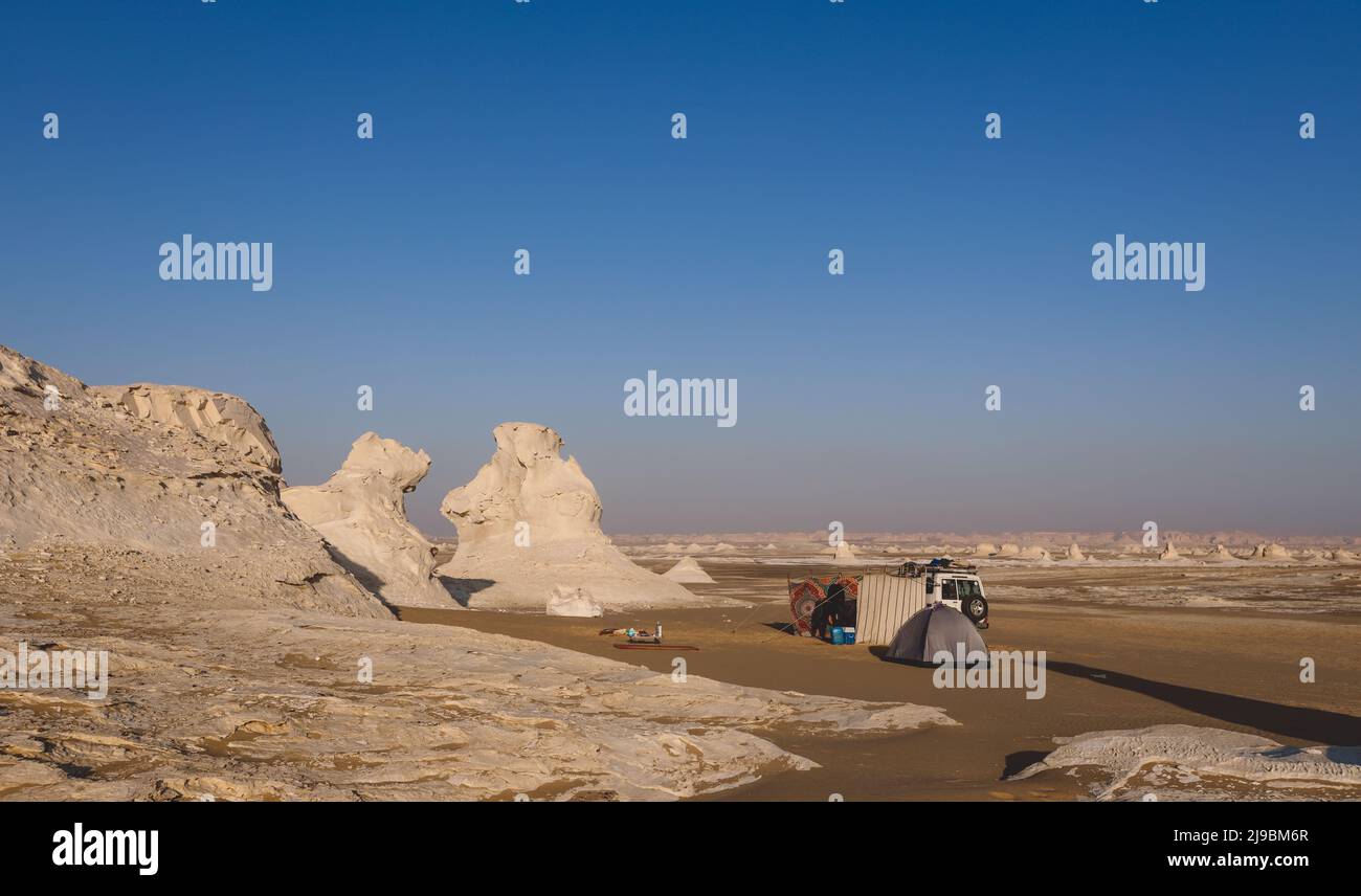 Übernachtung Camping Übernachten Sie im Herzen der Weißen Wüste Stockfoto