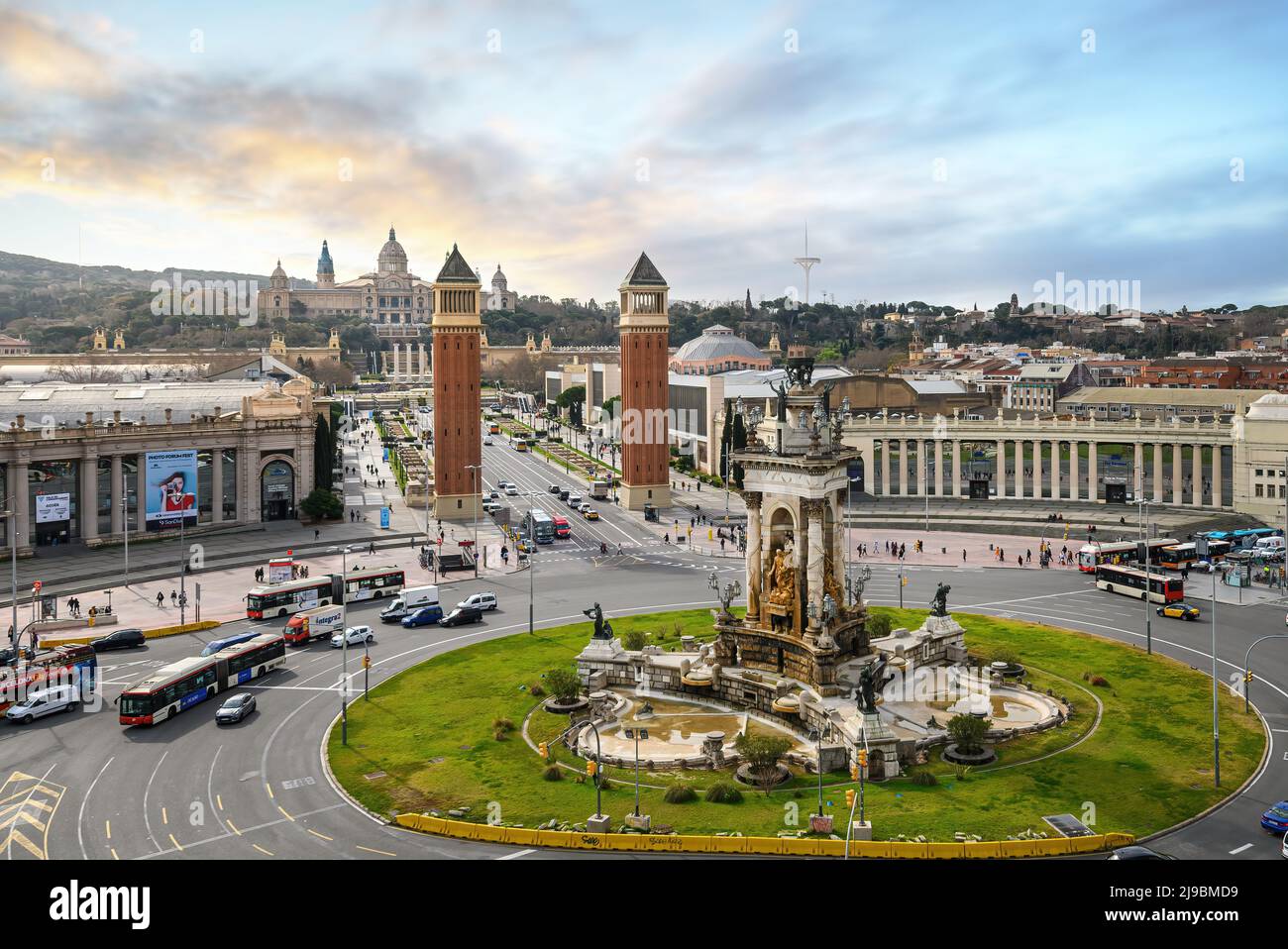 Barcelona, Spanien. Blick auf die Plaza de Espanya und den Palau de Montjuich - katalanisches nationales Kunstmuseum MNAC auf dem Berg Montjuic. Der Palau Nacional Stockfoto