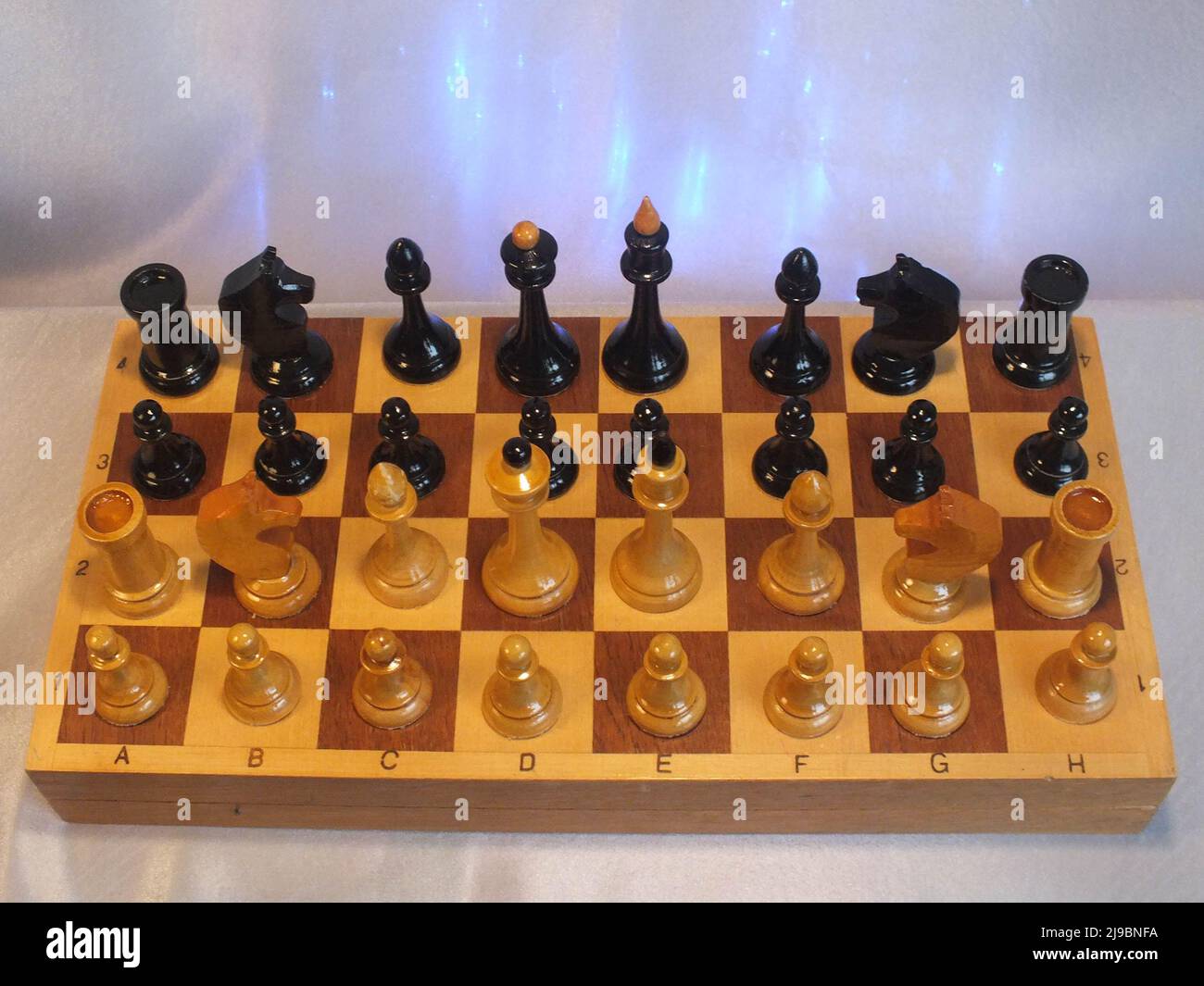 Das Gambit-Schachspiel der Königin. Alte Schachfiguren aus Holz. Schachset mit Brett. Russischer Schachsatz. Seltenes Schachspiel. Altes sowjetisches Schach. Schach der UdSSR. Stockfoto