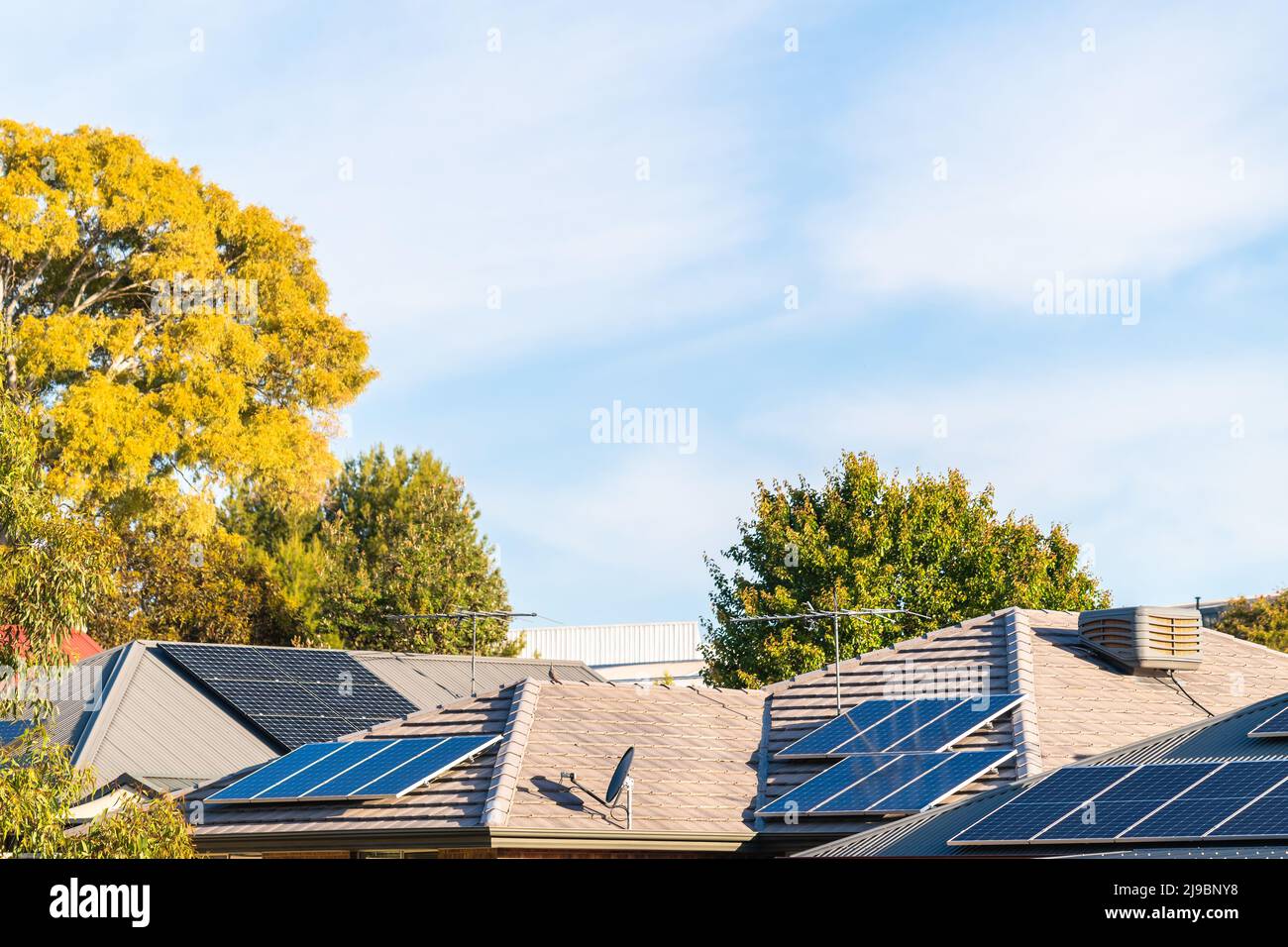 Hausdächer mit Sonnenkollektoren, die in einem Vorort in Südaustralien installiert sind Stockfoto