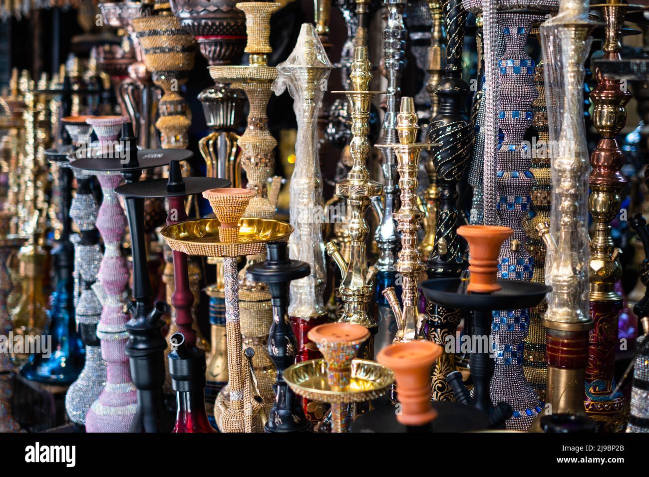 Shisha, Shisha oder Nargile, Wasserrohre zum Verkauf auf dem Markt, Damaskus Stockfoto
