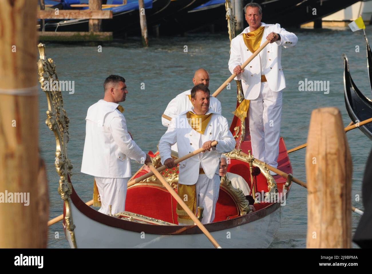 Papst Benedikt XVI. Wird während seines Pastoralbesuchs in Venedig am 8. Mai 2011 in einer Gondel im Gran Canal transportiert. Stockfoto