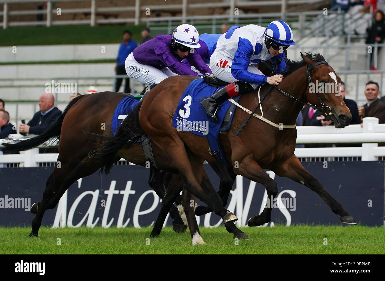 Pirate Jenny (rechts) unter Colin Keane auf dem Weg zum Gewinn der irischen EBF-Fohlen des William Hill Acca Clubs Handicap am dritten Tag des Tattersalls Irish Guineas Festivals auf der Curragh Rennbahn in der Grafschaft Kildare, Irland. Bilddatum: Sonntag, 22. Mai 2022. Stockfoto