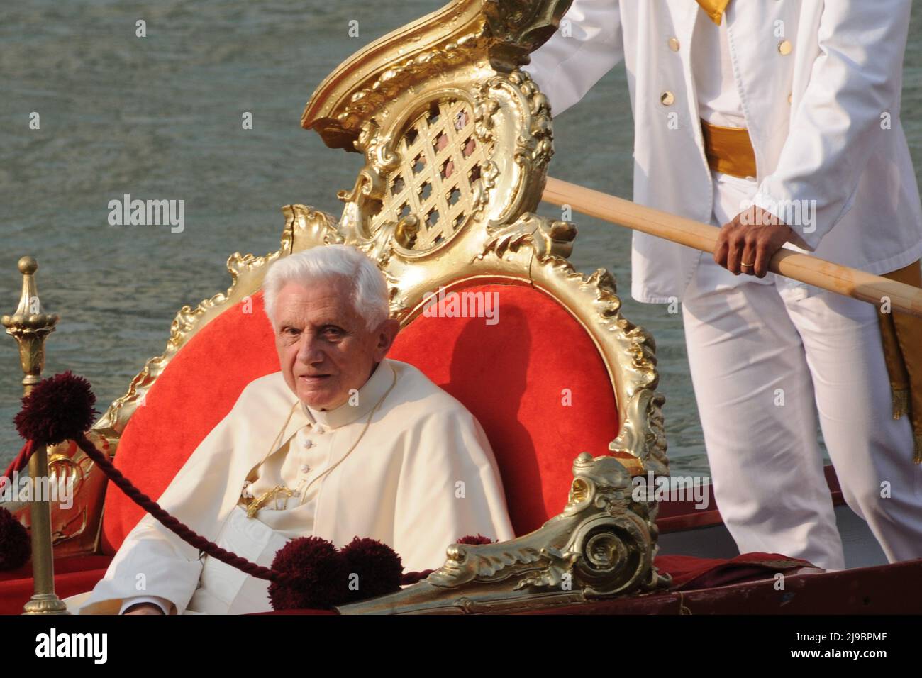 Papst Benedikt XVI. Wird während seines Pastoralbesuchs in Venedig am 8. Mai 2011 in einer Gondel im Gran Canal transportiert. Stockfoto