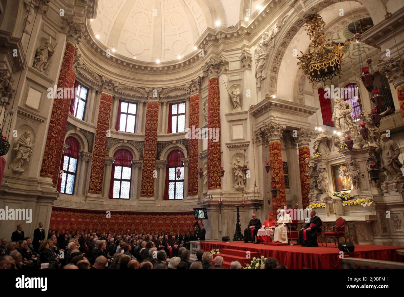 Papst Benedikt XVI. Wird während seines Pastoralbesuchs in Venedig am 8. Mai 2011 in einer Gondel im Gran Canal transportiert. Stockfoto