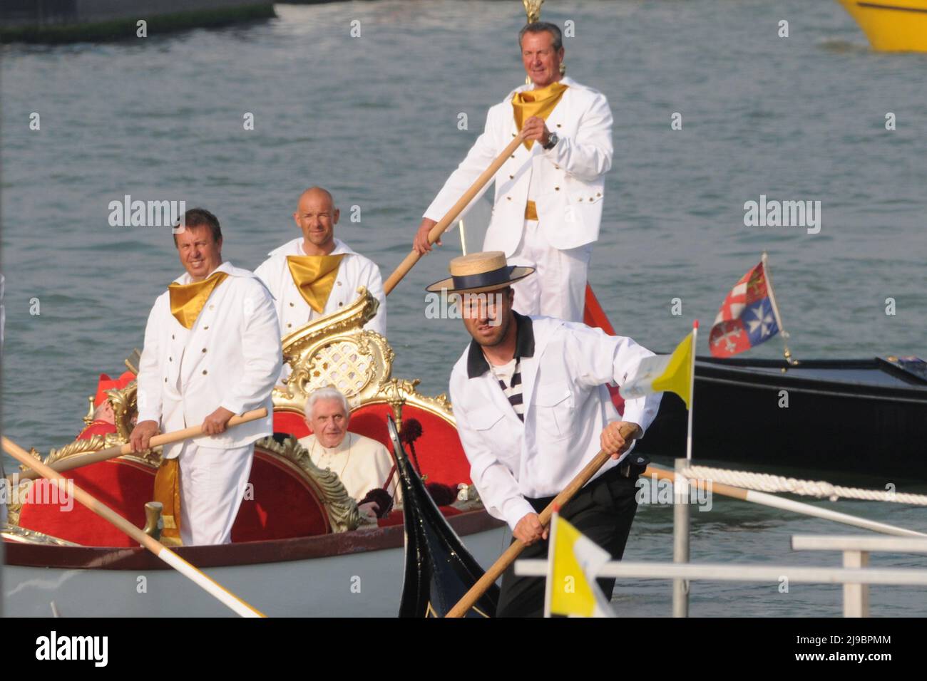 Papst Benedikt XVI. Wird während seines Pastoralbesuchs in Venedig am 8. Mai 2011 in einer Gondel im Gran Canal transportiert. Stockfoto