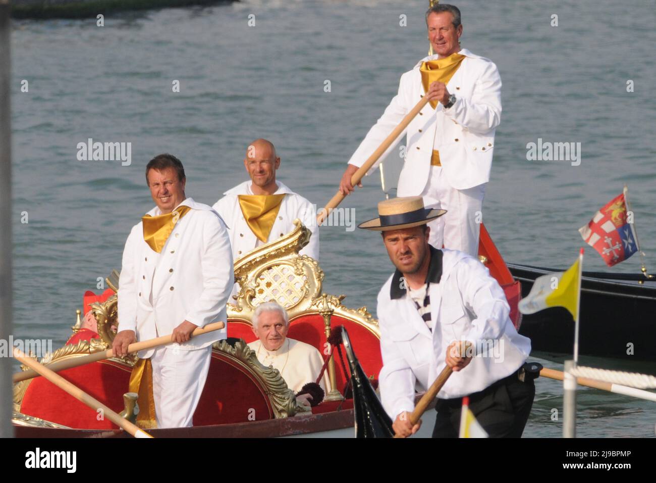 Papst Benedikt XVI. Wird während seines Pastoralbesuchs in Venedig am 8. Mai 2011 in einer Gondel im Gran Canal transportiert. Stockfoto