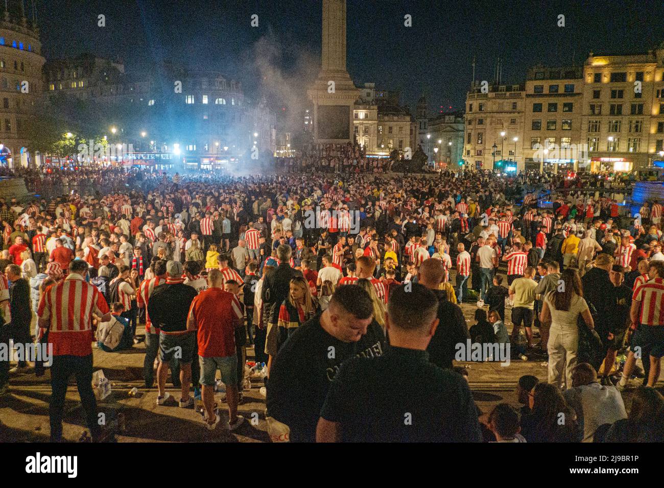 21/05/22, Sunderland AFC-Fans feiern bis in die Nacht auf dem Trafalgar Square, nachdem sie zur Meisterschaft befördert wurden Stockfoto