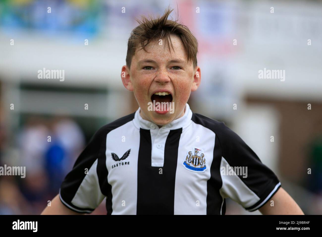 Junger Newcastle-Fan bereit für die Action Stockfoto