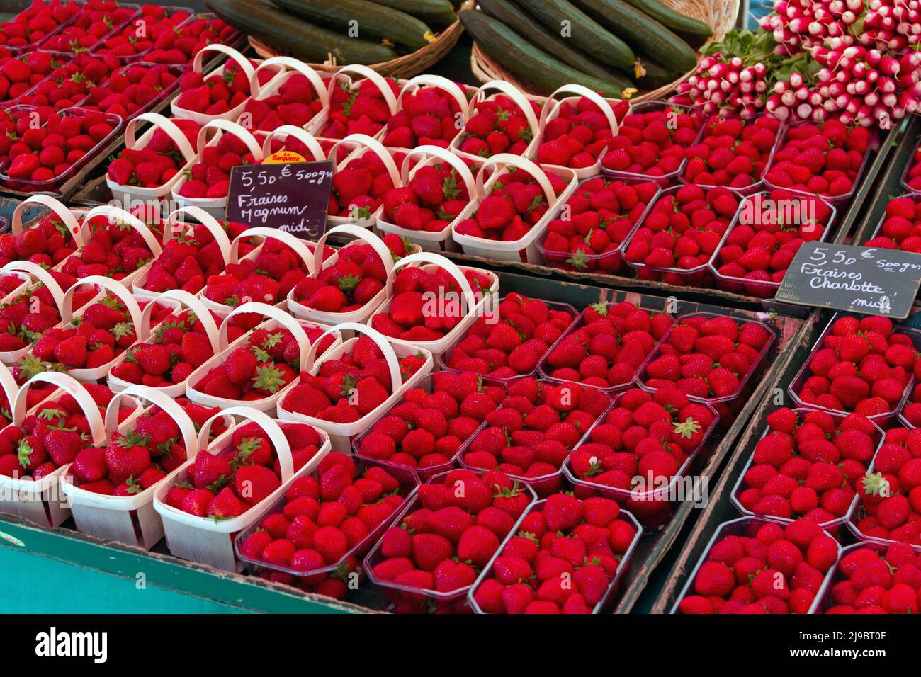 Frische Erdbeeren auf einem französischen Markt Stockfoto