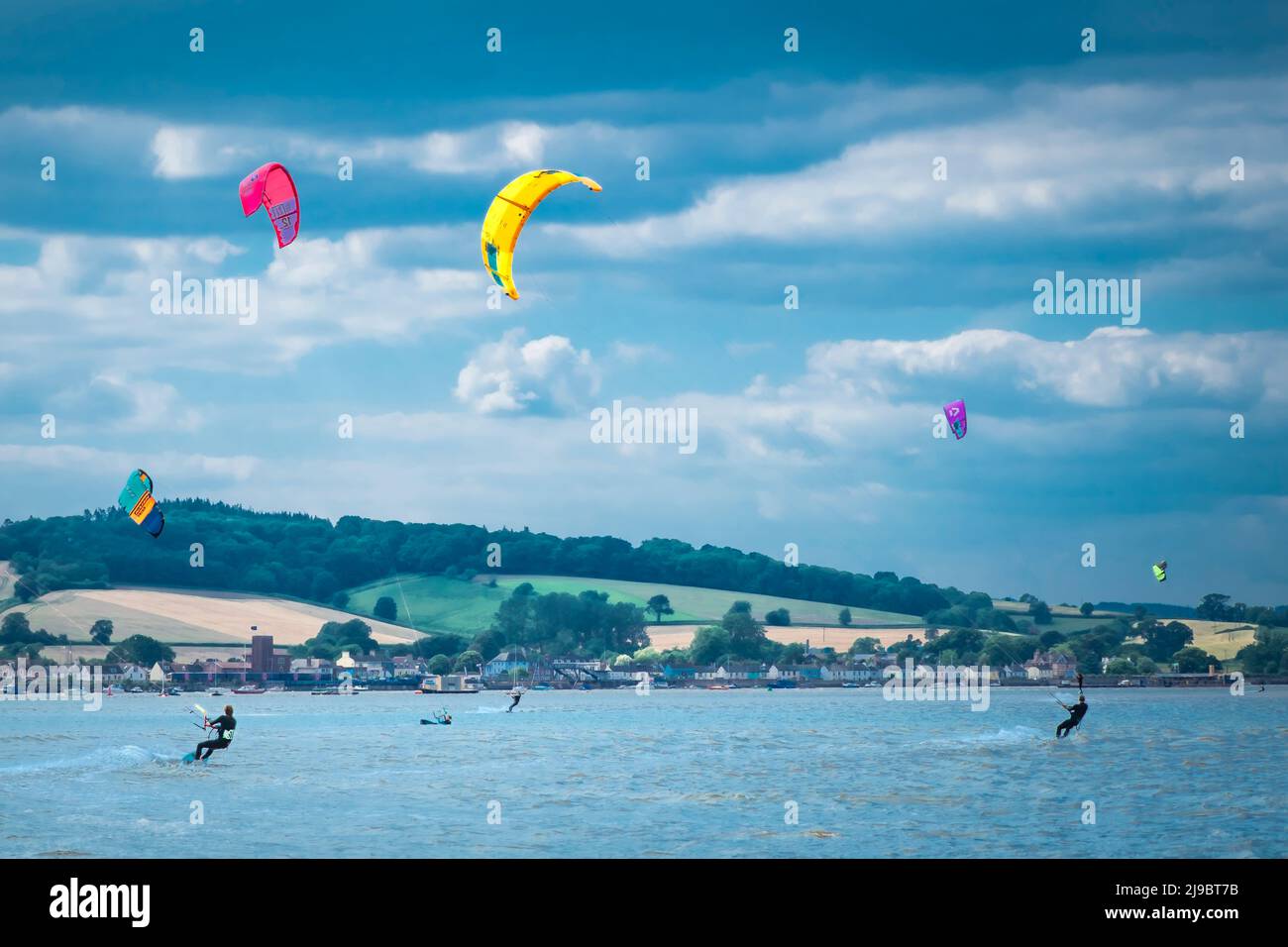 Kitesurfer an der Flussmündung. Stockfoto