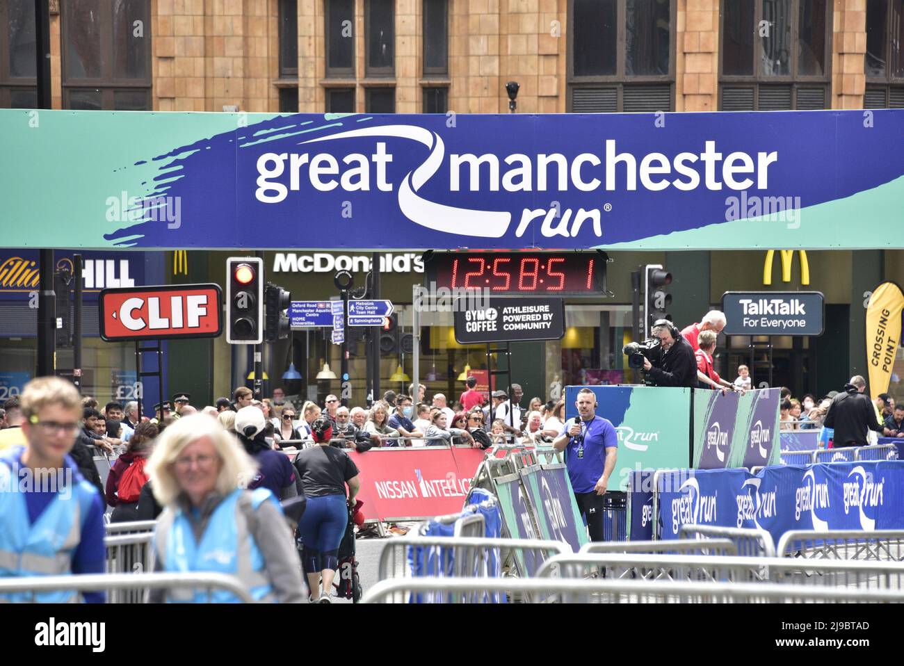 Manchester, Großbritannien, 22.. Mai 2022. Läufer am Start des 10 Kilometer langen Great Manchester Run, einem jährlichen Lauf durch Greater Manchester, der an der Portland Street, im Zentrum von Manchester, England, Großbritannien und den Britischen Inseln beginnt. Seit seiner Gründung im Jahr 2003 bestand er aus einem 10k-Lauf und einem Halbmarathon seit 2017. Das Rennen 10k ist das größte seiner Art in Europa. Quelle: Terry Waller/Alamy Live News Stockfoto