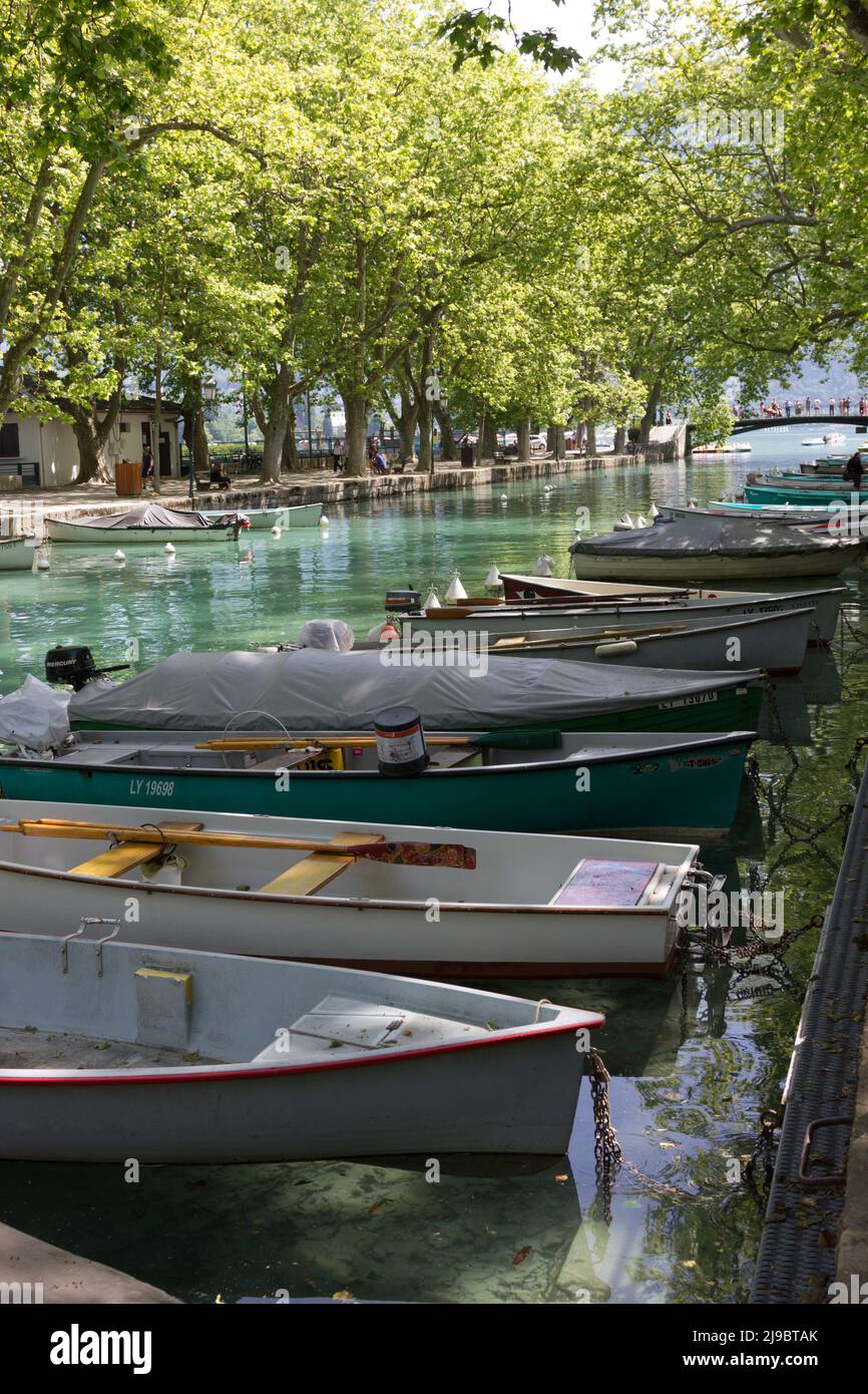Kanal am See Annecy, Frankreich mit Booten Stockfoto