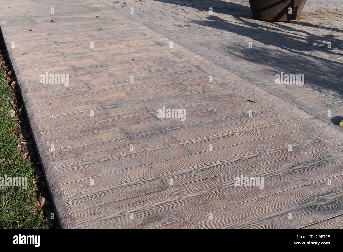 Gestempelte Betonpflaster im Freien, Holzlatten Muster, Zementboden außen dekorative Textur des Zementpflasters Stockfoto
