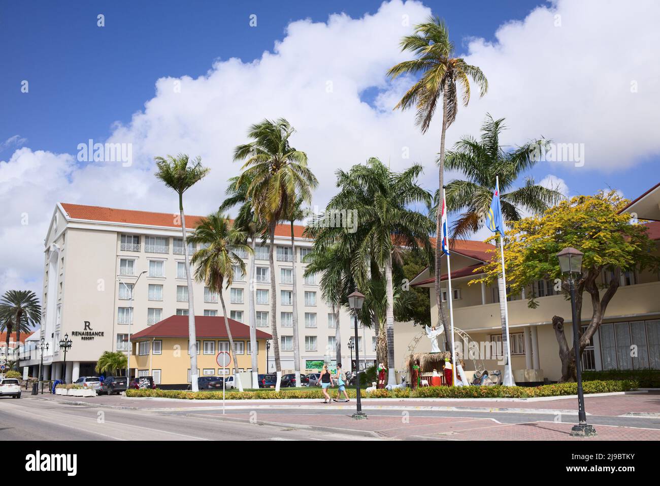 ORANJESTAD, ARUBA - 16. DEZEMBER 2020: Krippe vor dem Parlamentsgebäude von Aruba und dem Renaissance Resort in Oranjestad, Aruba Stockfoto