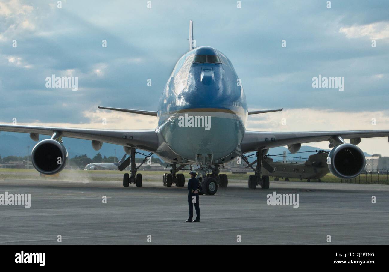 Fussa, Japan. 22.. Mai 2022. US-Präsident Joe Biden an Bord der Air Force One trifft am 22. Mai 2022 auf dem Yokota Air Base in Tokio, Japan, ein. Foto von Keizo Mori/UPI Credit: UPI/Alamy Live News Stockfoto