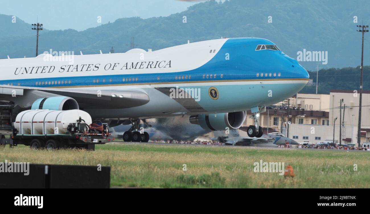 Fussa, Japan. 22.. Mai 2022. US-Präsident Joe Biden an Bord der Air Force One trifft am 22. Mai 2022 auf dem Yokota Air Base in Tokio, Japan, ein. Foto von Keizo Mori/UPI Credit: UPI/Alamy Live News Stockfoto