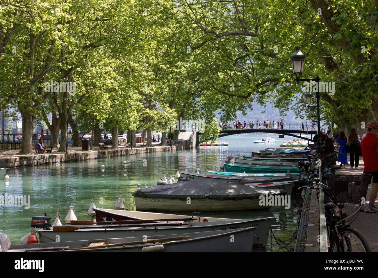 Kanal am See Annecy, Frankreich mit Booten Stockfoto