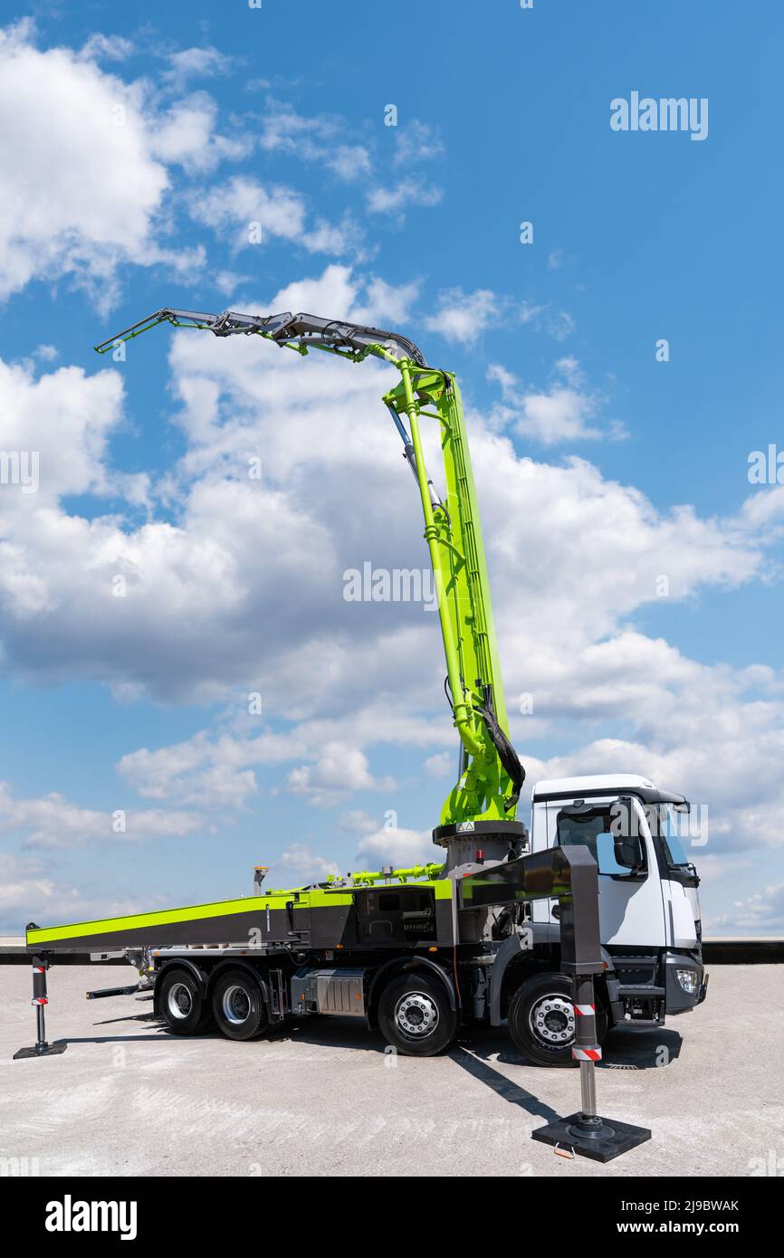 Betonpumpe auf LKW-Basis auf blauem Himmel Stockfoto