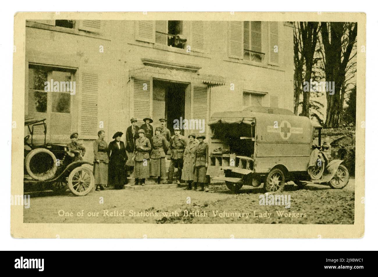 Originalpostkarte aus dem Jahr WW1 zur Spendenbeschaffung einer britischen Hilfsstation mit britischen freiwilligen Arbeiterinnen, herausgegeben vom France's Day zur Unterstützung des britischen Komitees des Französischen Roten Kreuzes (registriert als Wohltätigkeitsorganisation im Jahr 1916), Frankreich. Spenden wurden gebeten, um den 2 Millionen Menschen zu helfen, die im Jahr WW1 gezwungen wurden, ihre Häuser in Frankreich zu verlassen, um diesen Flüchtlingen bei der Rückkehr in ihre Heimat beim Wiederaufbau ihres Lebens zu helfen. Die Hilfe umfasste Möbel, Geräte, Säuglingsnahrung und Kleidung. Circa 1919. Stockfoto