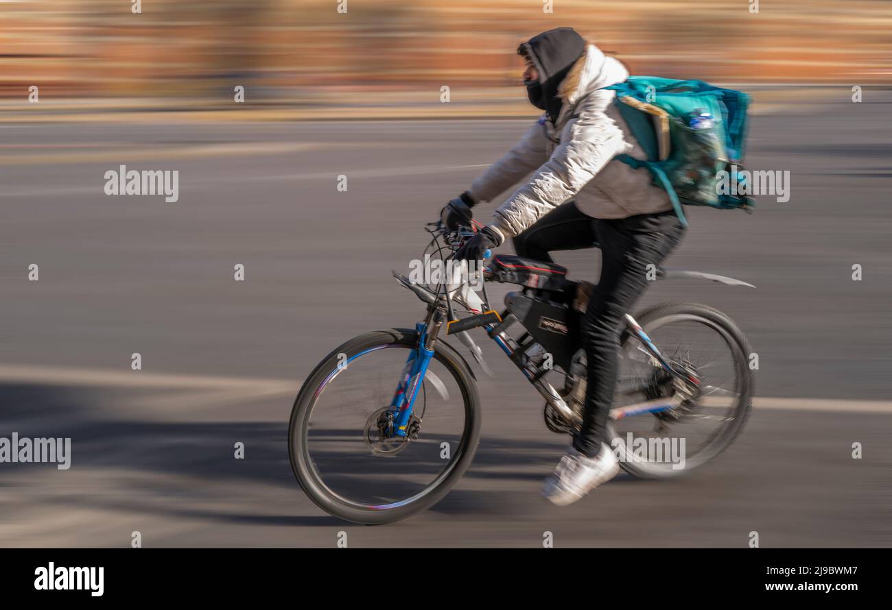 Ein Deliveroo-Radfahrer in einer Stadt. Stockfoto