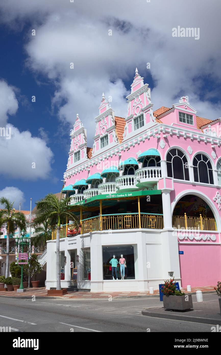 ORANJESTAD, ARUBA - 20. DEZEMBER 2020: Tommy Hilfiger Shop und Mojito's Cantina and Grill in der Royal Plaza Mall in Oranjestad, Aruba Stockfoto