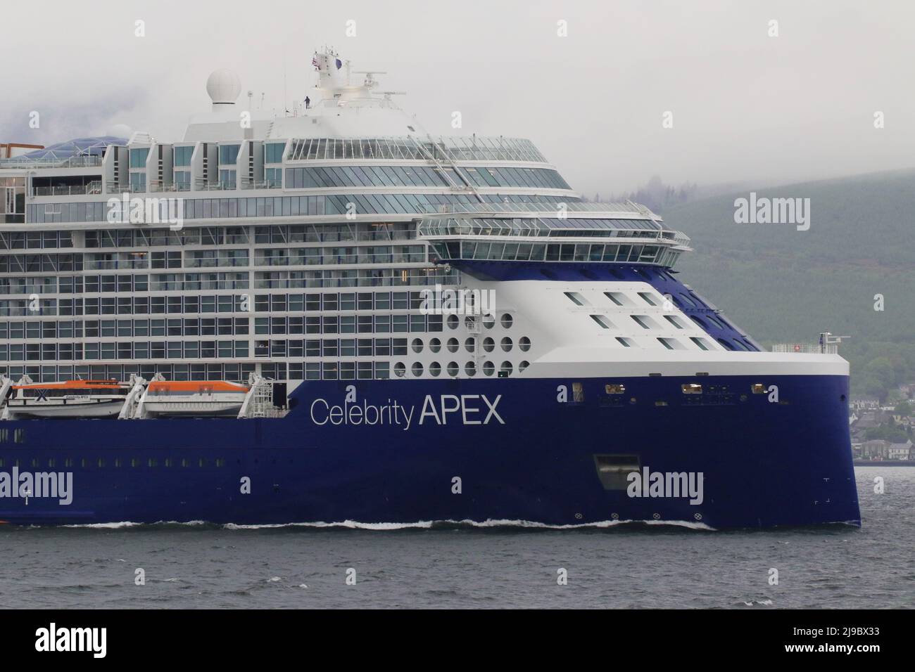 Celebrity Apex, ein Edge-Klasse-Kreuzfahrtschiff, das von Celebrity Cruises, einer Tochtergesellschaft der Royal Caribbean Group, betrieben wird, passiert Gourock auf dem Firth of Clyde bei ihrer Ankunft im nahe gelegenen Hafen von Greenock. Stockfoto