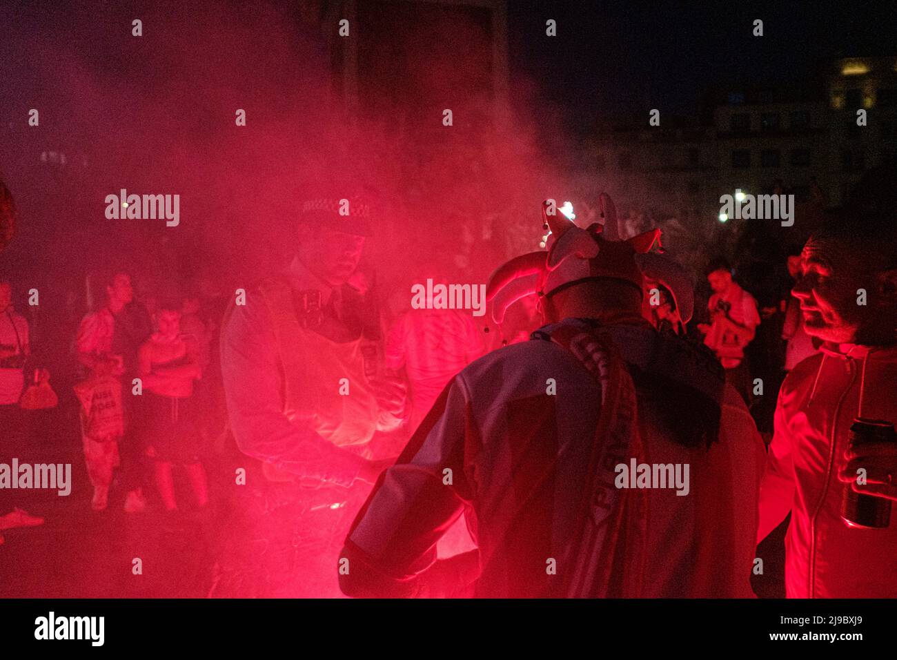 21/05/22, Sunderland AFC-Fans feiern bis in die Nacht auf dem Trafalgar Square, nachdem sie zur Meisterschaft befördert wurden Stockfoto