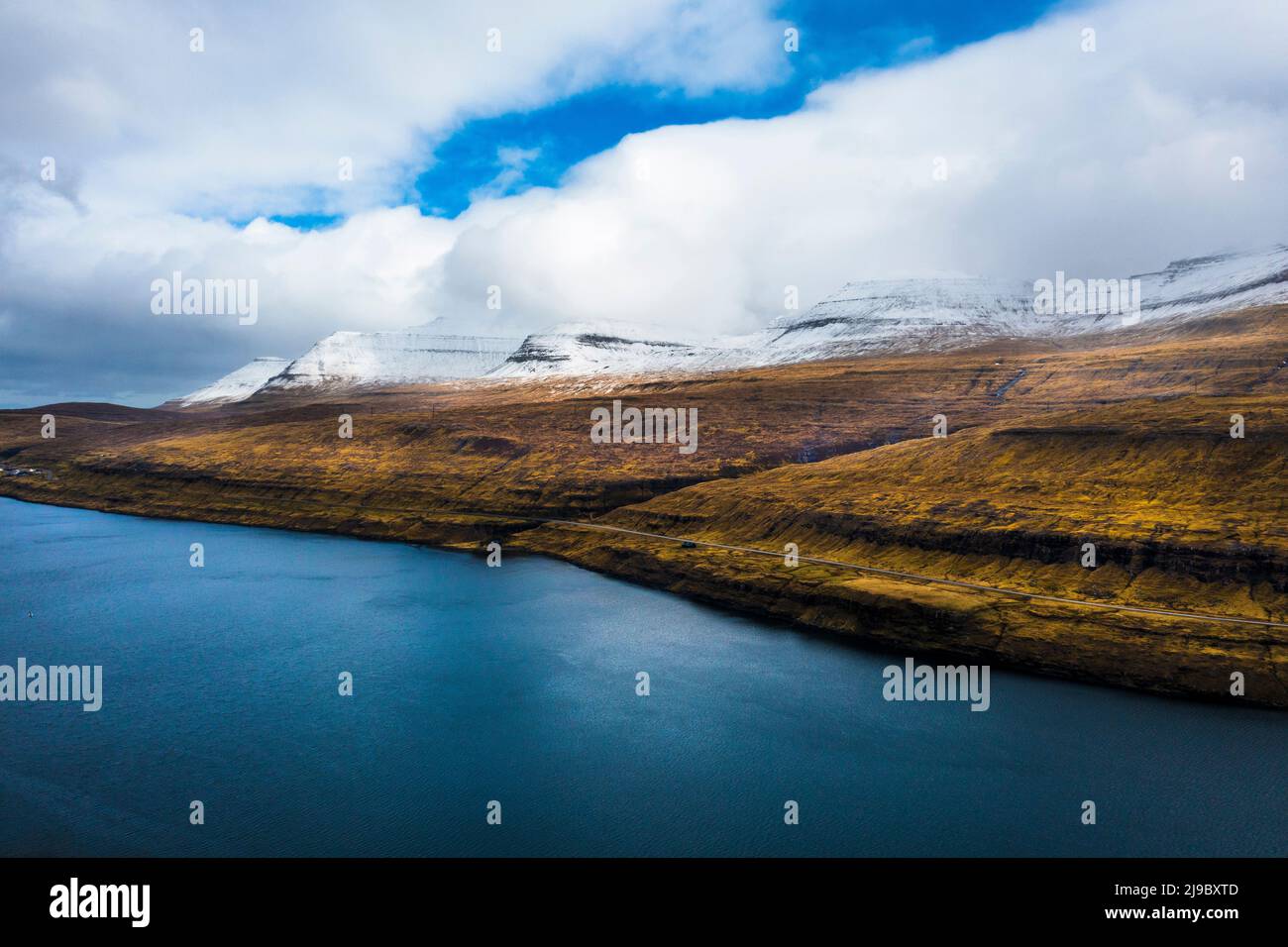 Berge, die auf den Färöern in den Wolken verschwinden. Stockfoto