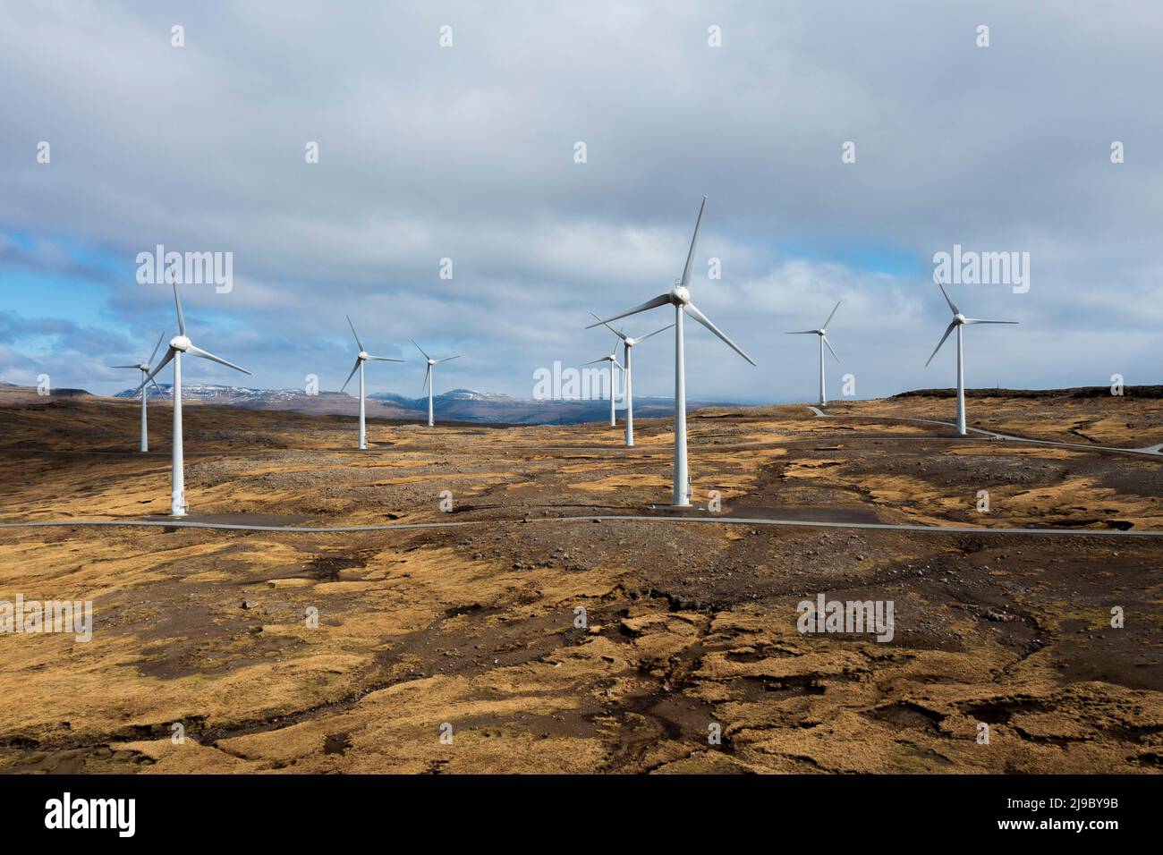 Windturbinen auf den Färöer Inseln. Stockfoto