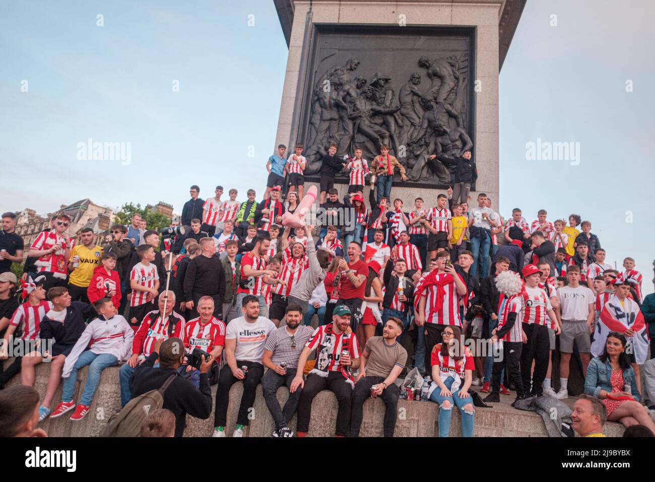 21/05/22, Sunderland AFC-Fans feiern bis in die Nacht auf dem Trafalgar Square, nachdem sie zur Meisterschaft befördert wurden Stockfoto