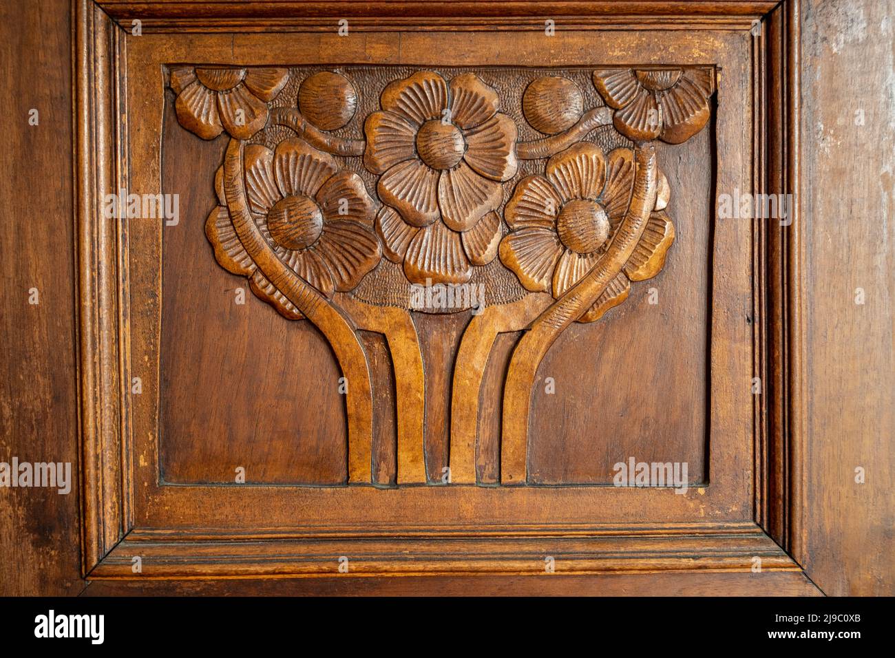 Geschnitzte Details von antiken ungarischen Eichenmöbeln. Stockfoto