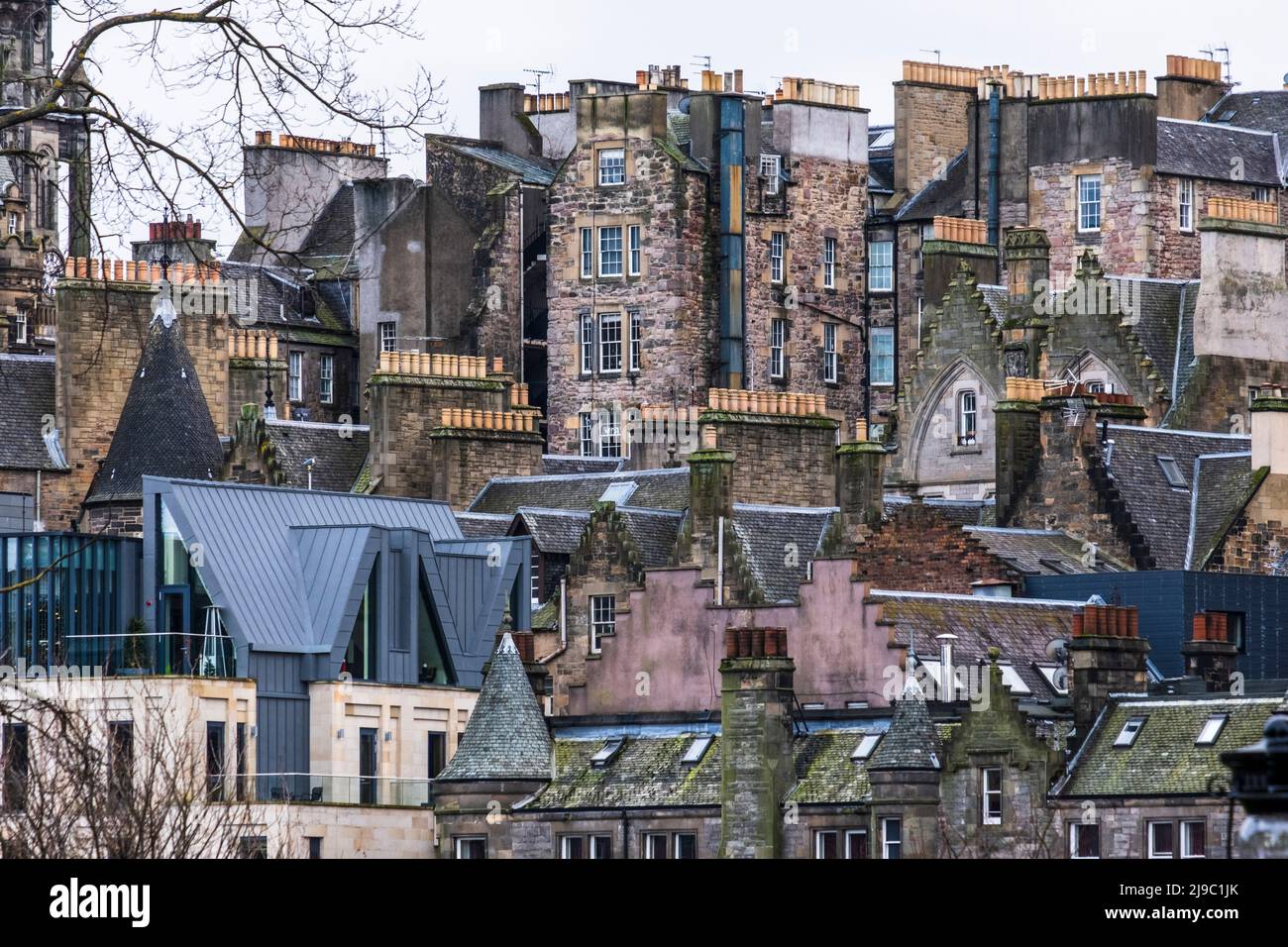 Die Altstadt von Edinburgh ist von Steinhäusern überfüllt. Stockfoto
