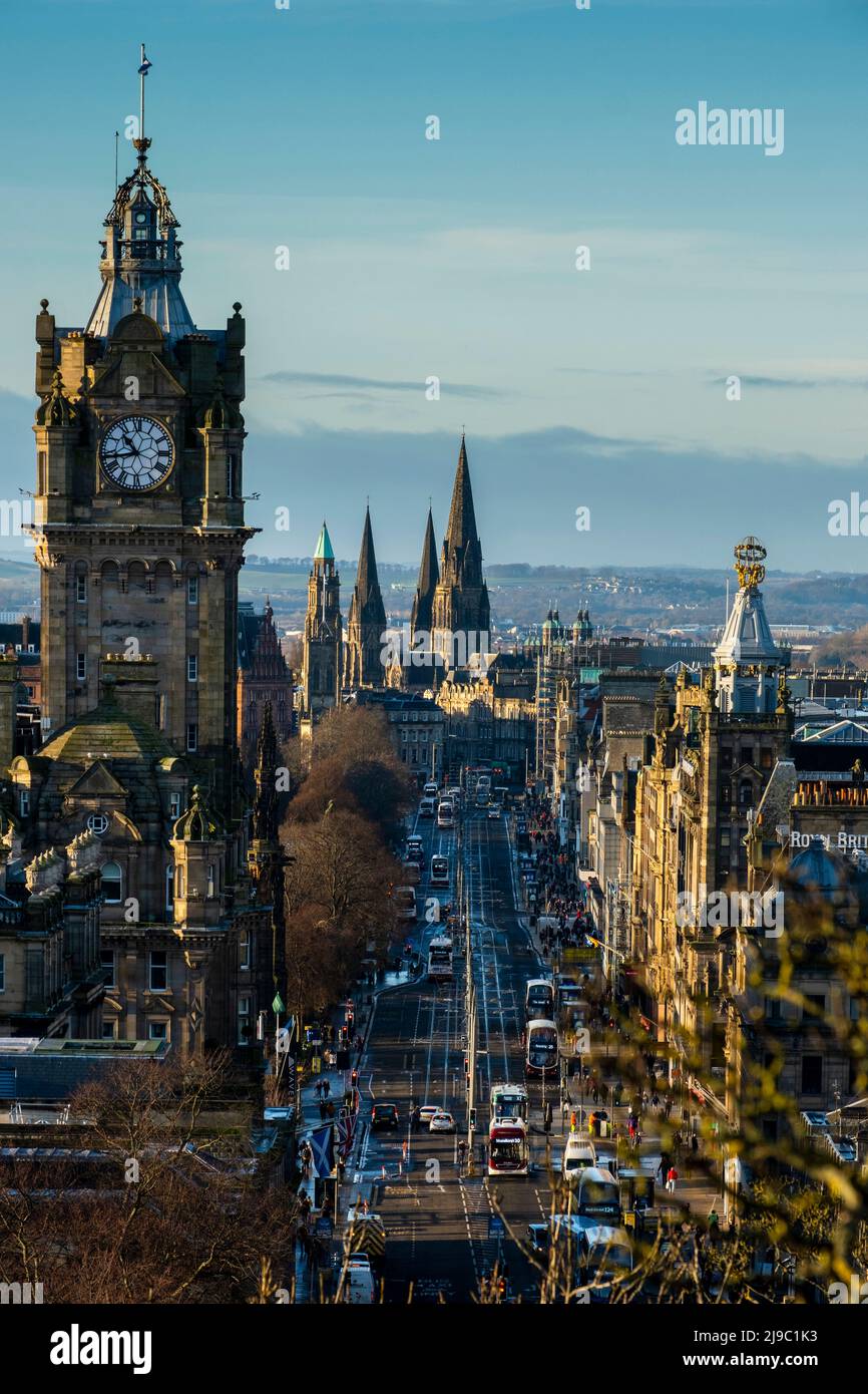 Montagmorgen Verkehr auf der Princess Street in Edinburgh mit Blick auf das Balmoral Hotel. Stockfoto