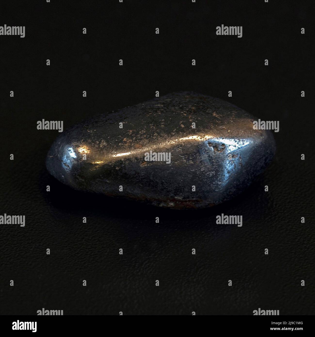 Makro-Nahaufnahme Farbfoto eines polierten 'Lodestone', einem Halbedelkristall-Edelstein, der in der Kristallheilung verwendet wird Stockfoto