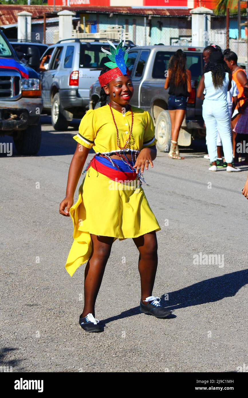 PUNTA GORDA, BELIZE - 10. SEPTEMBER 2016 St. George’s Caye Day Feiern und Karneval Single-Girl Tänzerin in gelb gekleidet Stockfoto