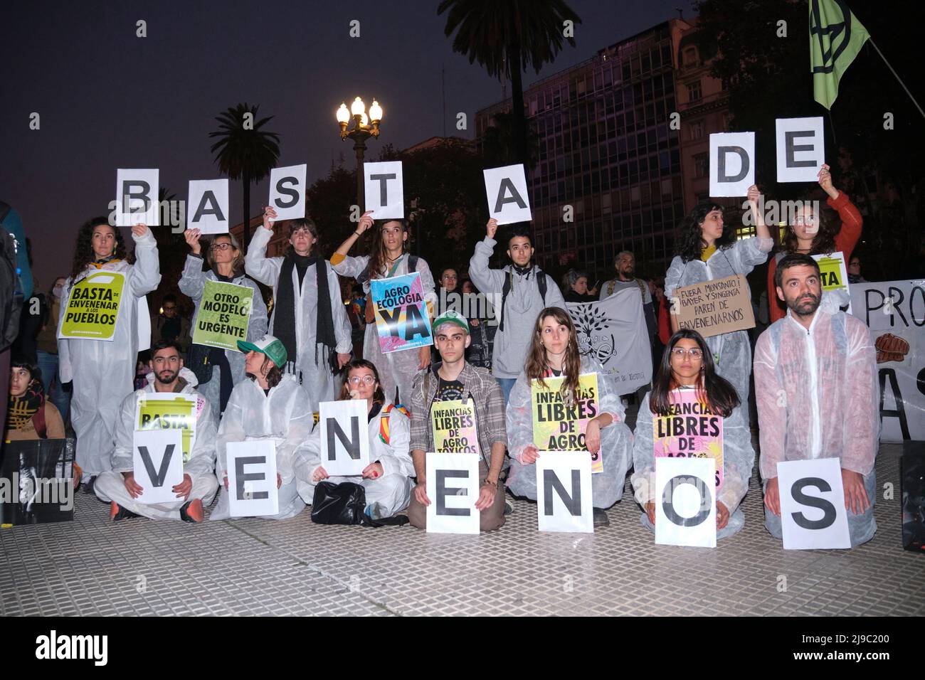 Buenos Aires, Argentinien; 21. Mai 2022: Die Plaza de Mayo, eine Gruppe von Aktivisten mit Biogefahrenanzügen, hält Zeichen gegen den Einsatz von GVO und umweltschädliche Schädlinge Stockfoto