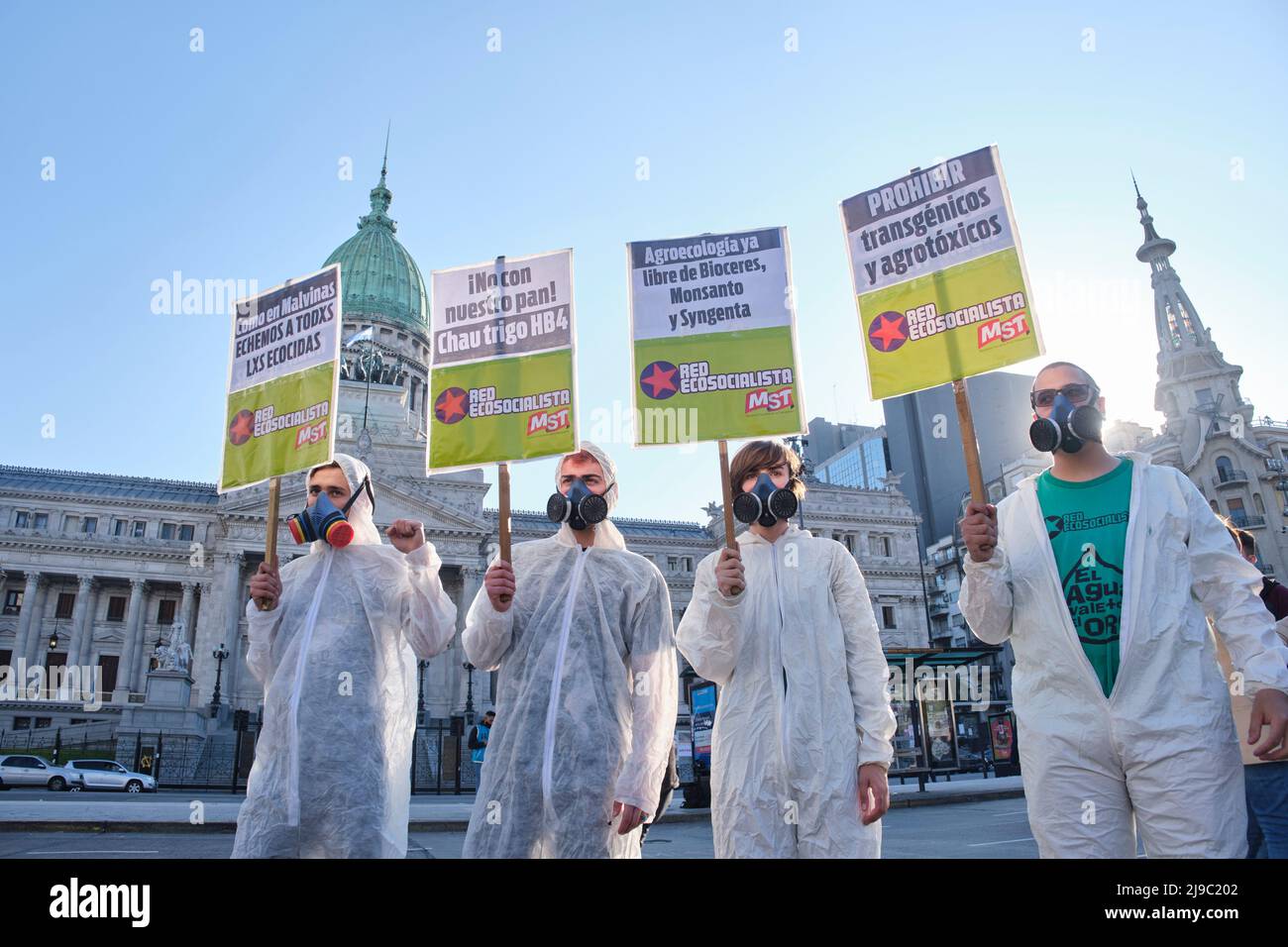 Buenos Aires, Argentinien; 21. Mai 2022: Eine Gruppe von Aktivisten, die Masken und biogefährliche Anzüge tragen, hält Zeichen gegen den Einsatz von GVO und Pestiziden in der Landwirtschaft Stockfoto