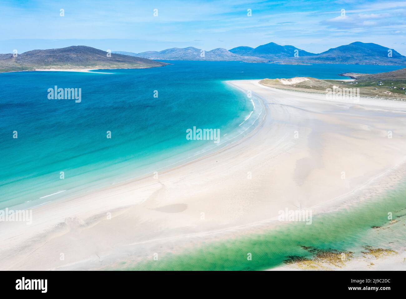Keine Seele in Sicht, da das aquamarine Wasser gegen diesen perfekten weißen Strand fließt. Stockfoto