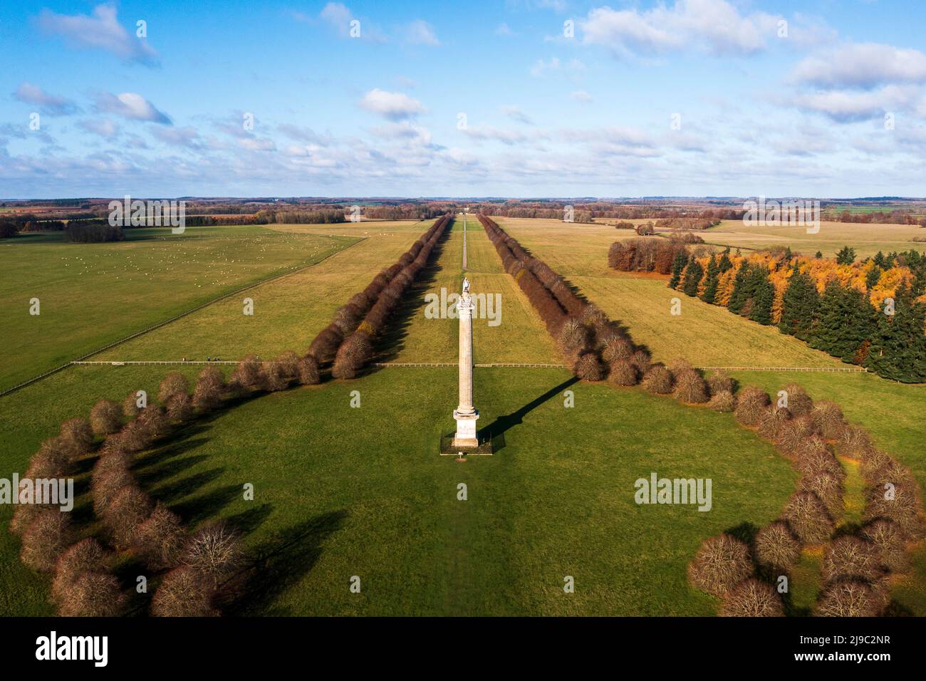 Die makellosen Gärten, die die Siegessäule am Blenheim Palace umrahmen, erstrecken sich so weit das Auge reicht. Stockfoto
