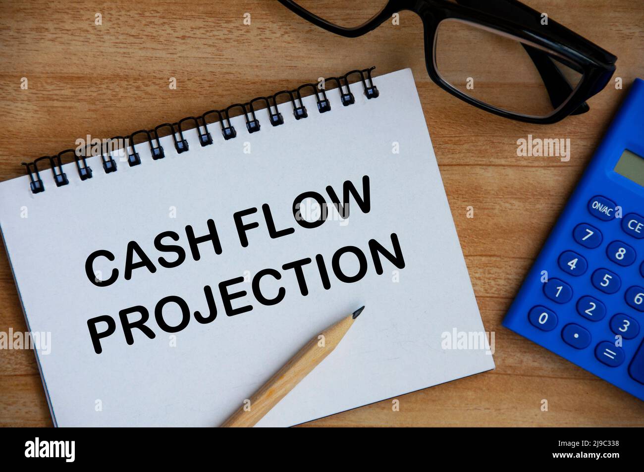 Cashflow-Projektion Text auf Notizblock mit Rechner, Bleistift und Brille Hintergrund. Geschäftskonzept Stockfoto