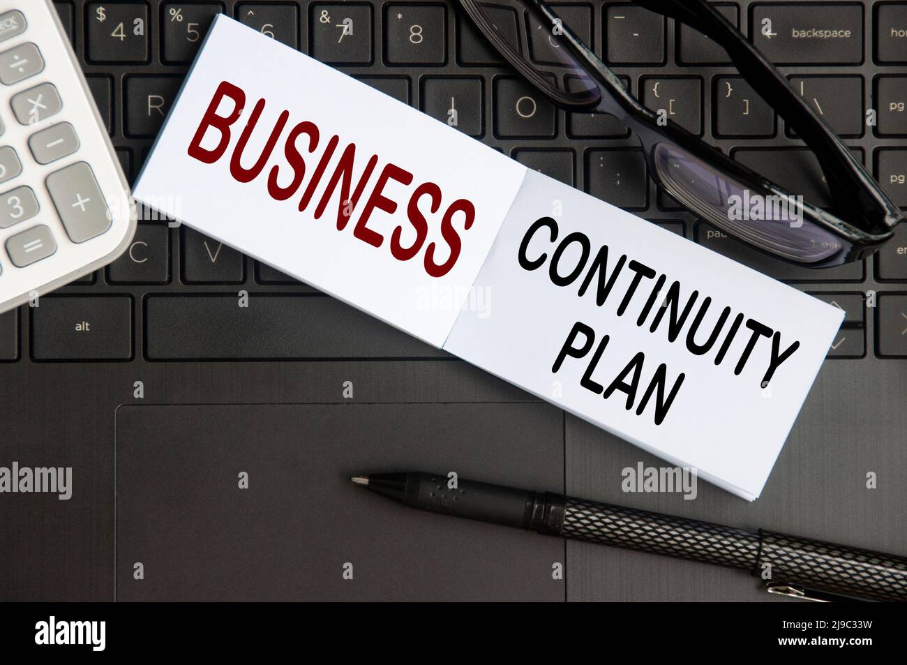 Business-Continuity-Plan-Text auf Notizblock mit Brille, Stift und Laptop-Hintergrund. Geschäftskonzept Stockfoto