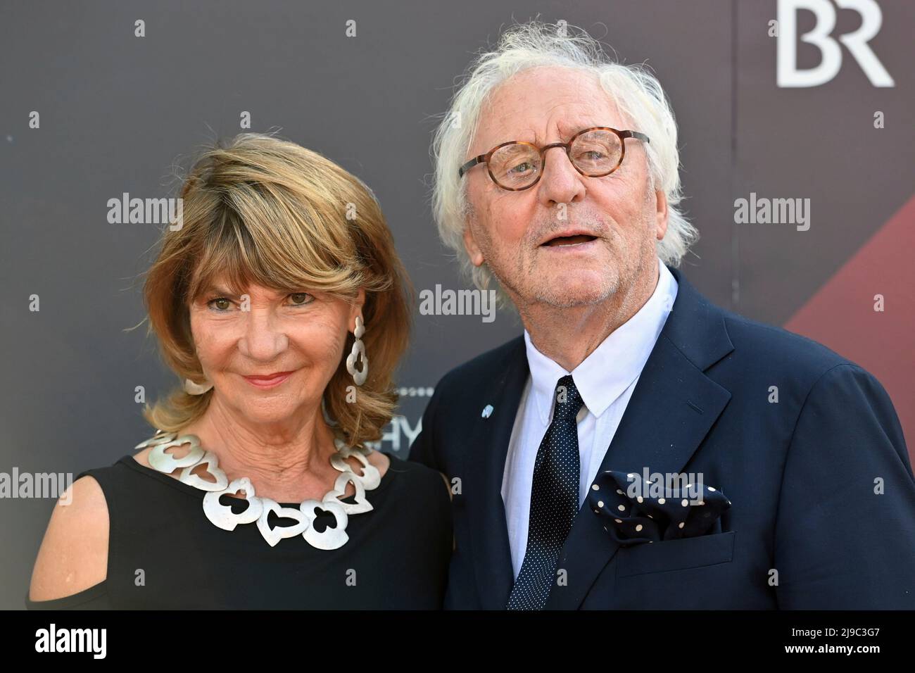 Günther Maria HALMER (Schauspieler) mit Frau Claudia. Bayerischer Filmpreis 2021-Roter Teppich,Roter Teppich, am 20.. Mai 2022 im Prinzregentententheater in München. Â Stockfoto