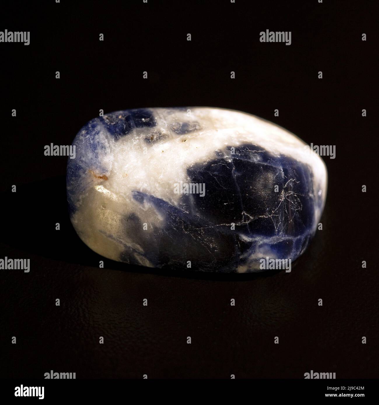 Makro-Nahaufnahme-Farbfoto von 'Blue Scapolite', einem Halbedelkristall-Edelstein, der in der Kristallheilung verwendet wird Stockfoto